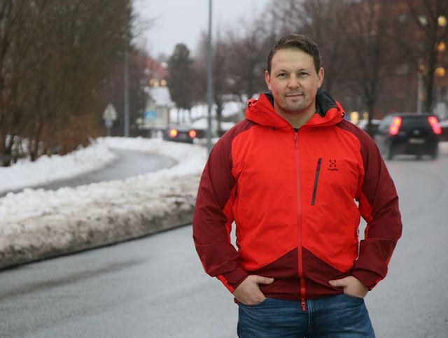 Terje Kristensen leder HERMES-prosjektet som skal kartlegge hvordan vedlikehold av asfaltveier kan gjøres mest mulig miljøvennlig. Foto: Idun Haugan / NTNU