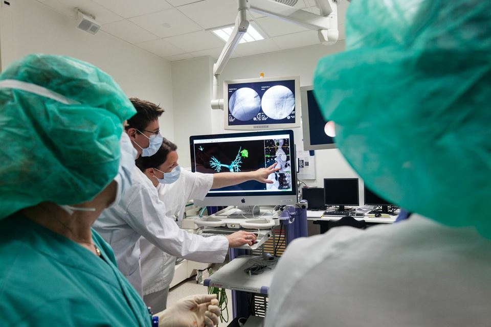 Ultralyd brukes i mange nyttige sammenhenger. Her i forbindelse med et nytt instrument for bronkoskopi, utviklet av leger ved St. Olavs Hospital og forskere ved SINTEF. Foto: Thor Nielsen