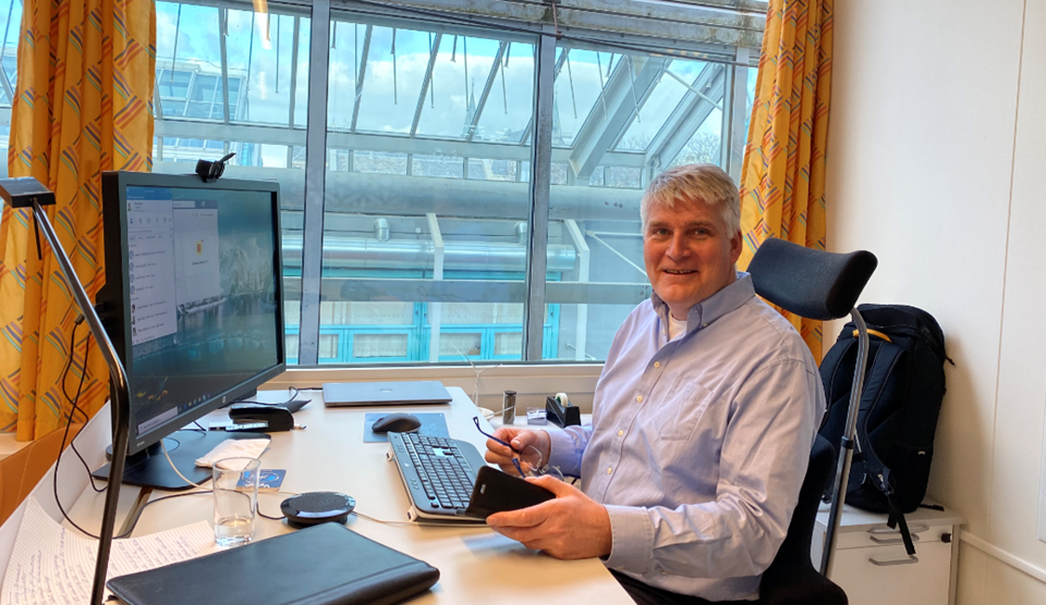 I dag fikk Nils Røkke, direktør for bærekraft i SINTEF gode nyheter fra regjeringen. – Dette gir norsk industri en kjempemulighet, sier han. Foto: SINTEF