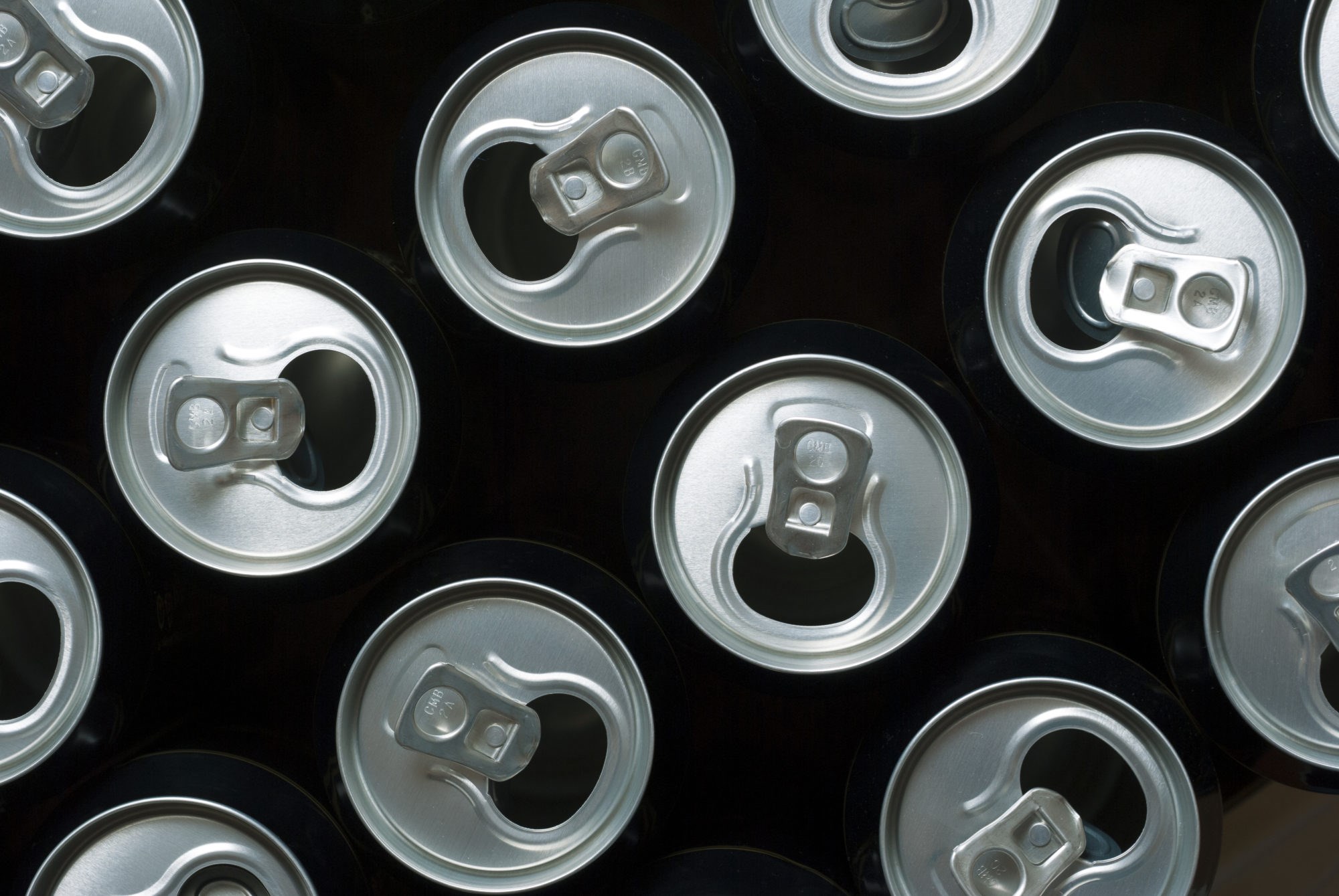 25 prosent slankere øl- og brusbokser ville gi CO2-kutt som tilsvarer nær halve Norges utslipp. Så kan ikke industrien da bare beordres til å "lage tynnere aluminium"? Nei, så enkelt er det ikke, skriver artikkelforfatteren. Illustrasjonsfoto: Shutterstock