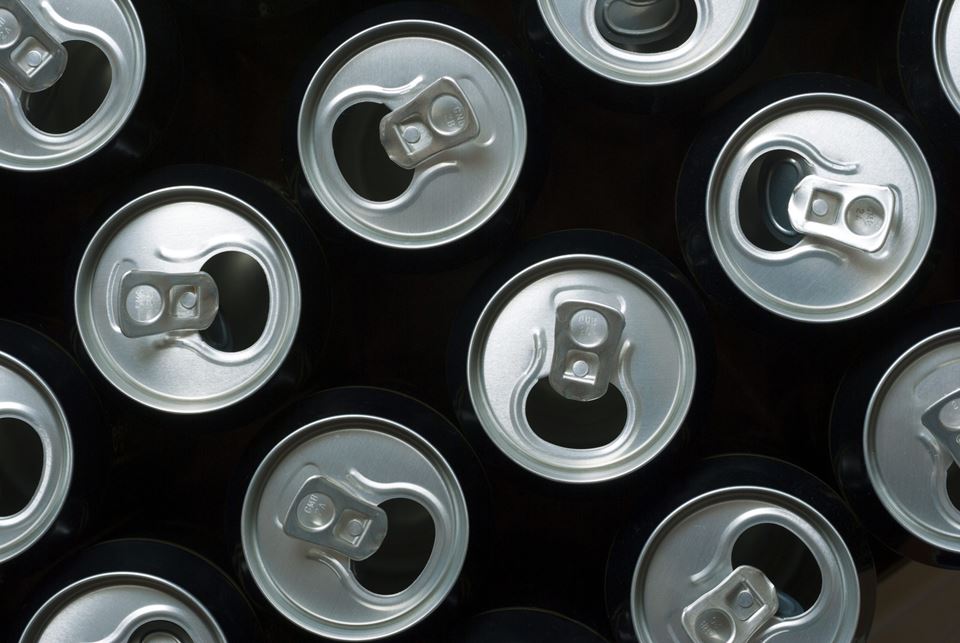 25 prosent slankere øl- og brusbokser ville gi CO2-kutt som tilsvarer nær halve Norges utslipp. Så kan ikke industrien da bare beordres til å "lage tynnere aluminium"? Nei, så enkelt er det ikke, skriver artikkelforfatteren. Illustrasjonsfoto: Shutterstock