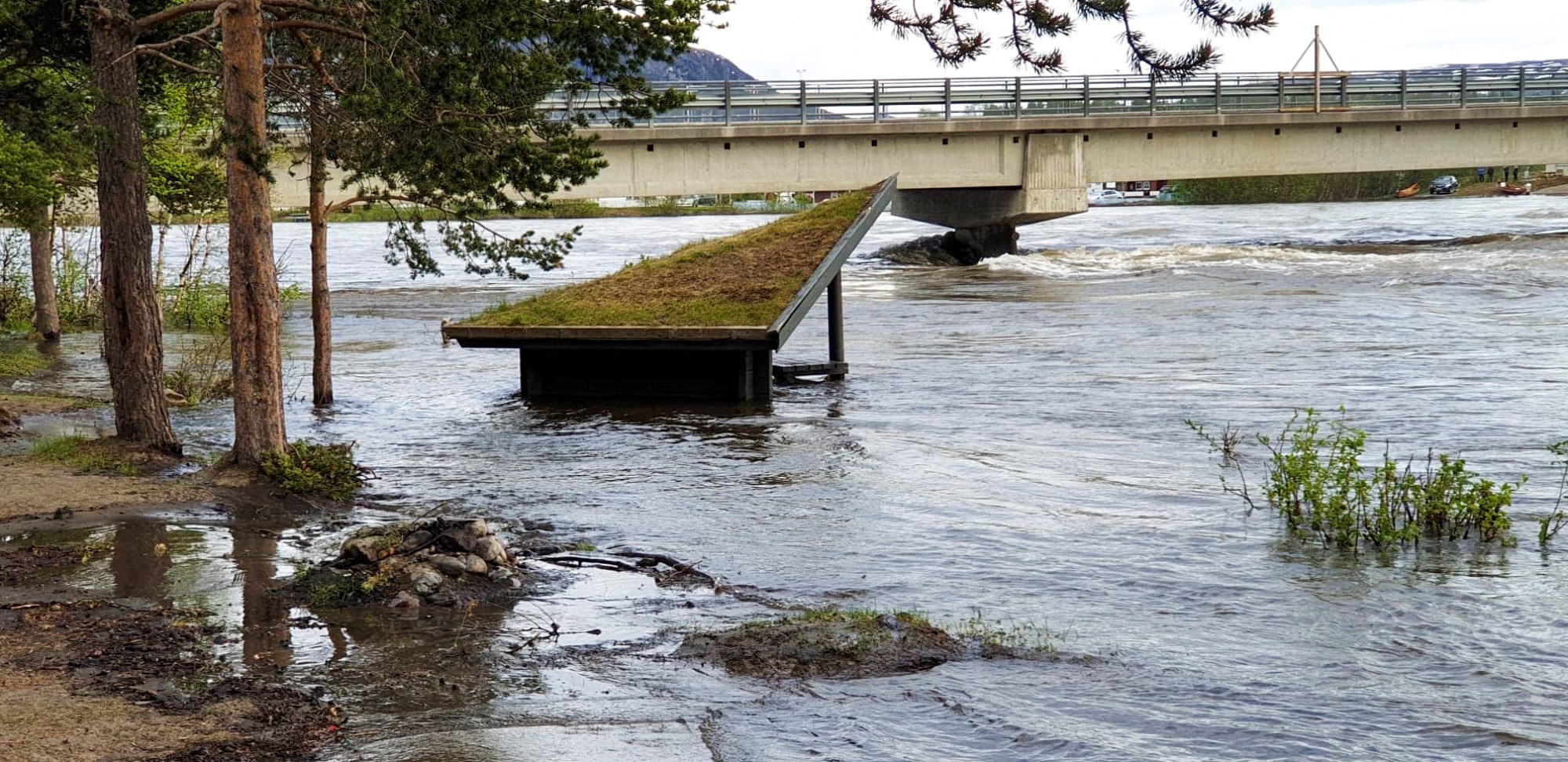 Vannstanden steg kraftig i Altaelva denne uka. Artikkelforfatterne anbefaler at det nå settes fart på klilmatilpasningen i Norge. Foto: Lill-vivian Hansen, Altaposten/NTBscanpix