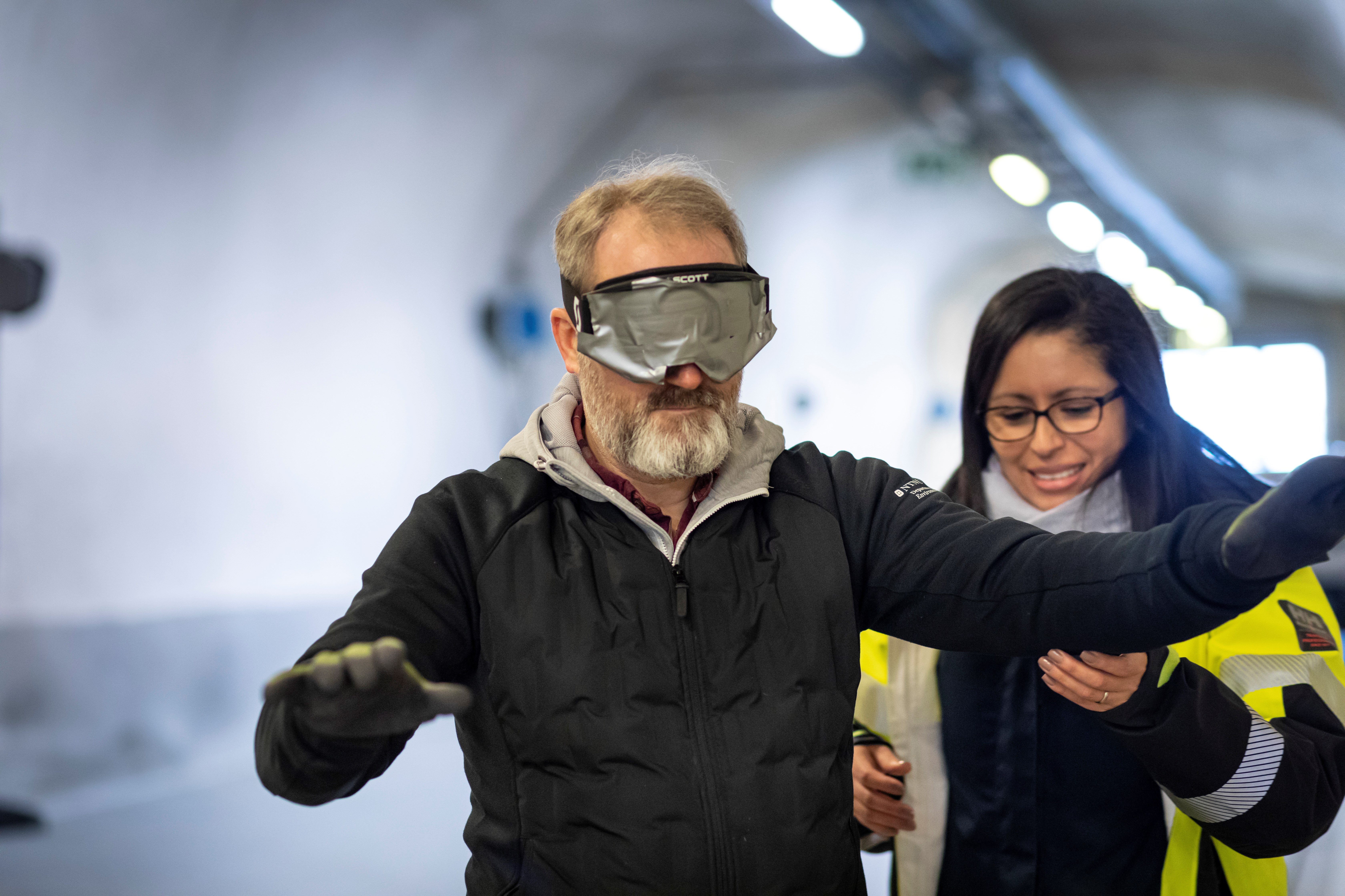 Kan lydsignaler brukes som evakureringsstøtte dersom en tunnelbrann oppstår? Ja, konkluderer SINTEF. Her fra forsøk i en fjellhall i Ladehammeren i Trondheim. Foto: Thor Nielsen