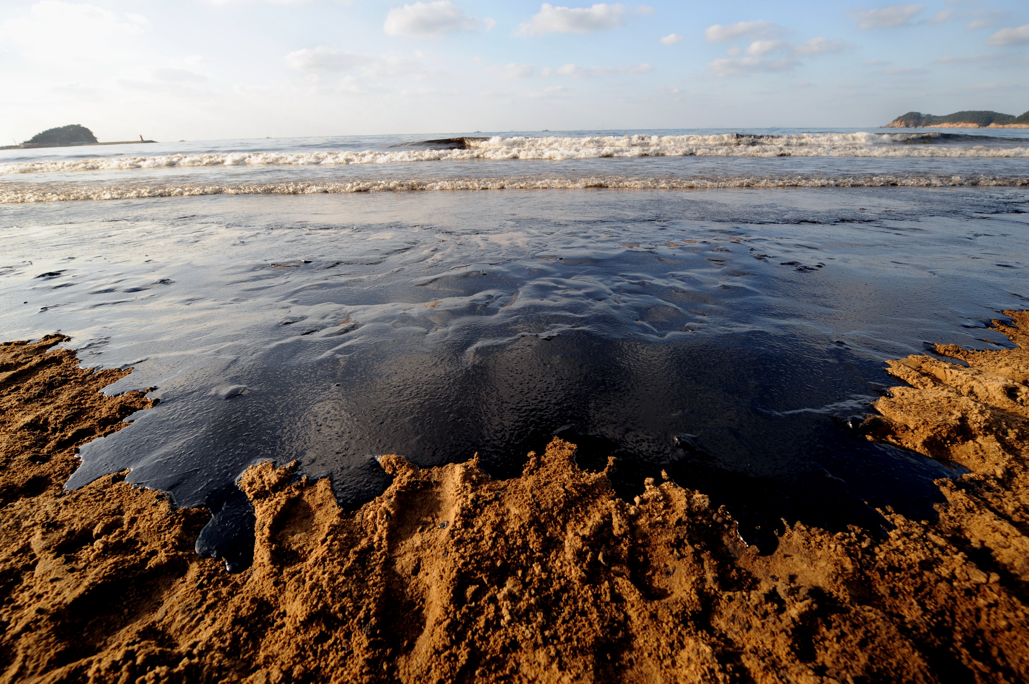 Hvordan bryter naturen selv ned olje? Og hvilke metoder er best for å bli kvitt oljesøl? Det skal et nytt prosjekt gi mer kunnskap om. Illustrasjonsfoto: Shutterstock