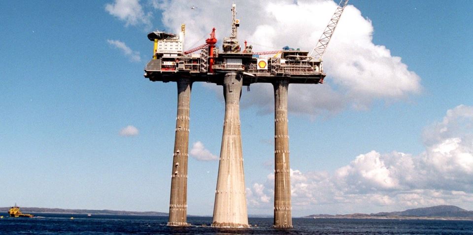 Her slepes Troll A-plattformen, den høyeste av olje-Norges betongplattformer, til Nordsjøen i 1995. Denne plattformen alene består av over en halv million tonn betong og armeringsjern. I en sirkulær økonomi blir det et nederlag å la slike ressurser gå til spille, skriver artikkelforfatteren. Foto: Gunnar Lier/NTB scanpix