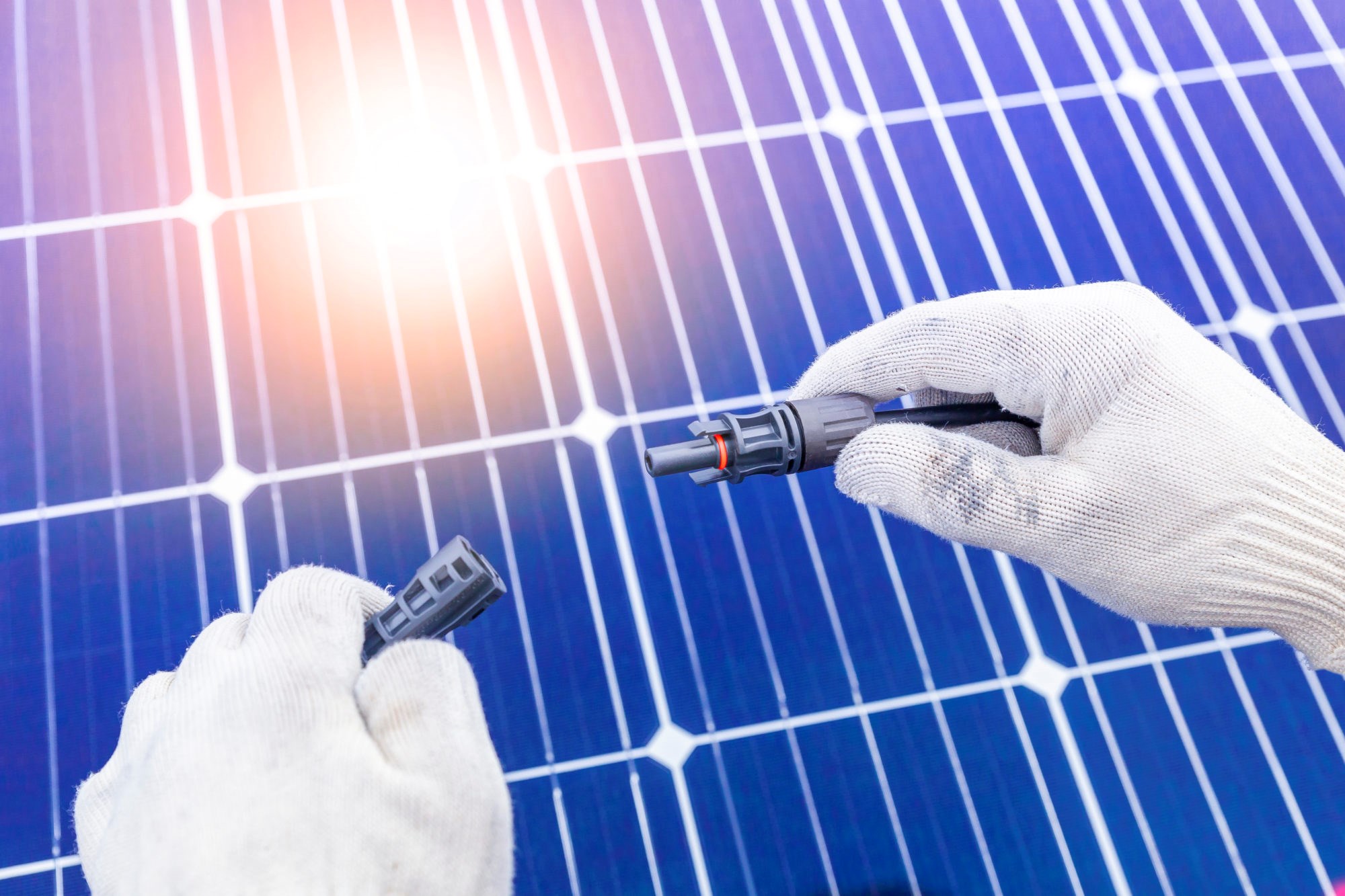 Norsk solindustri bør gis ekstra drahjelp gjennom koronakrisen for å redde klimaet og for å styrke Norges næringsliv på sikt, skriver artikkelforfatterne. Illustrasjonsfoto: bombermoon/iStock