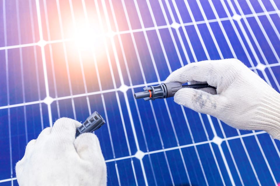 Norsk solindustri bør gis ekstra drahjelp gjennom koronakrisen for å redde klimaet og for å styrke Norges næringsliv på sikt, skriver artikkelforfatterne. Illustrasjonsfoto: bombermoon/iStock