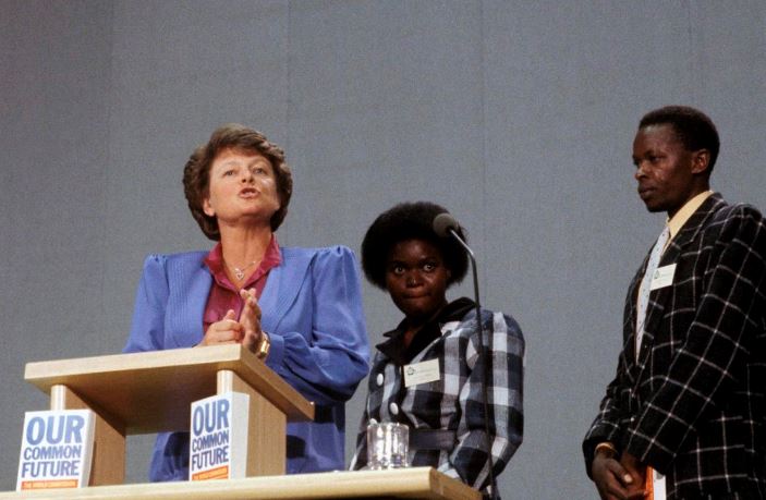Gro Harlem Brundtland legger frem rapporten fra FN-kommisjonen for miljø og utvikling (Our common future) i 1987. Brundtland-rapporten satte fokus på global bærekraft. Foto: Henrik Laurvik/NTB Scanpix 