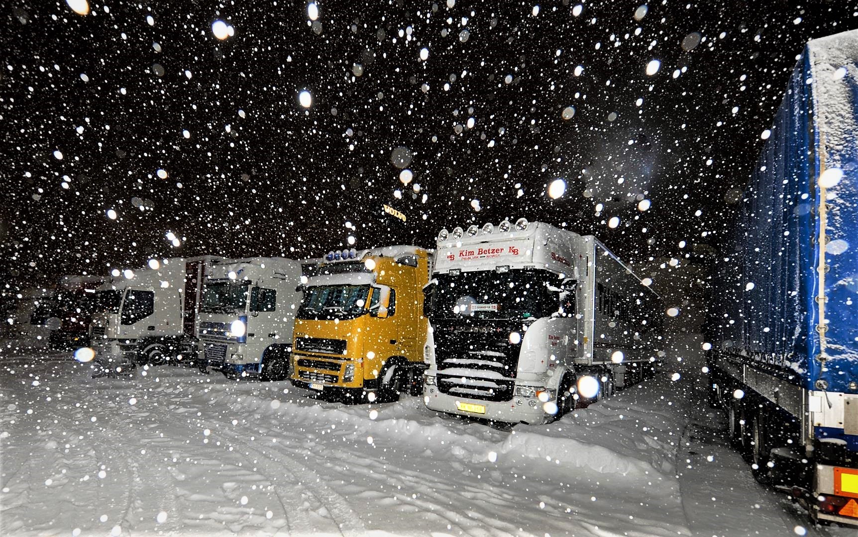 Kunstig intelligens skal, med informasjon om vær, føreforhold og fart, gjøre det mulig å forutse behovet for stenging eller kolonnekjøring av en fjellovergang. Her: Døgnhvile i snøvær. Foto: Statens vegvesen