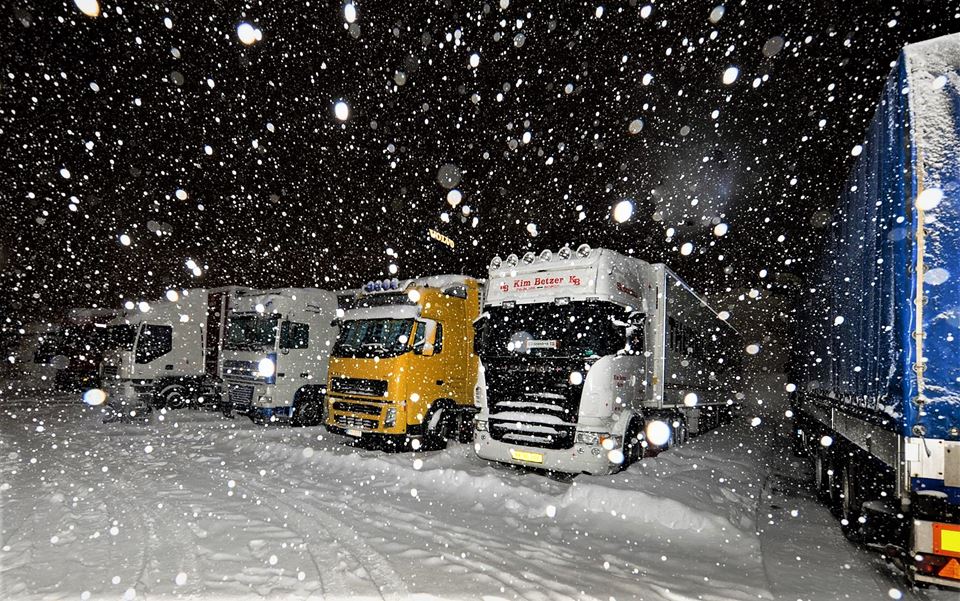 Kunstig intelligens skal, med informasjon om vær, føreforhold og fart, gjøre det mulig å forutse behovet for stenging eller kolonnekjøring av en fjellovergang. Her: Døgnhvile i snøvær. Foto: Statens vegvesen