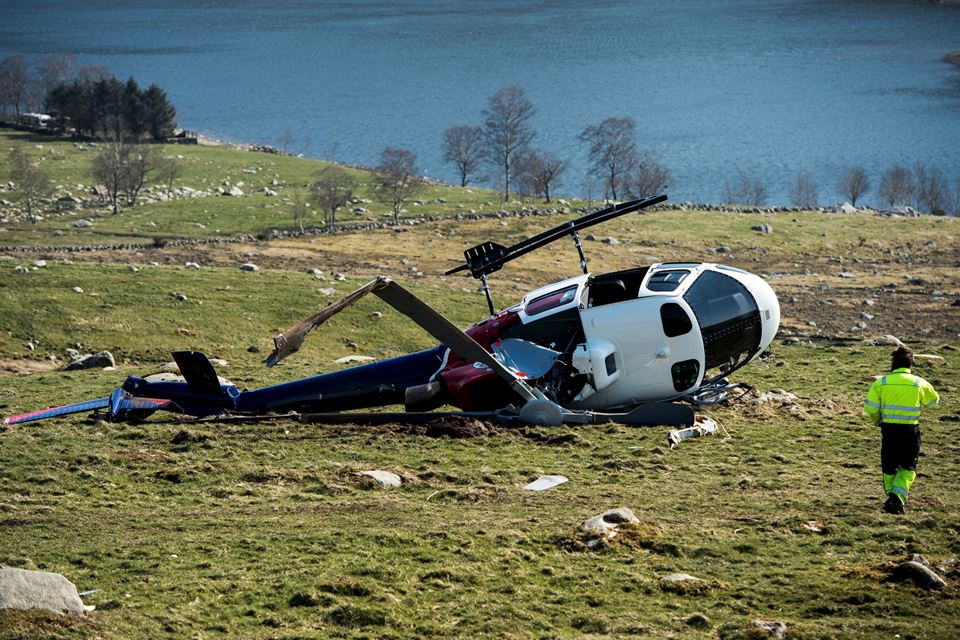 Over 80 ulykker har rammet norsk innenlands helikoptervirksomhet de siste 20 årene. Dette helikopteret styrtet på Sviland i Sandnes i juni i år, men heldigvis gikk ingen liv tapt. Foto: Carina Johansen / NTB scanpix