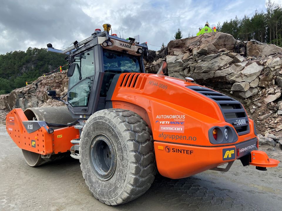 Stor, sterk og selvkjørende byggemedarbeider. Foto: Terje Moen