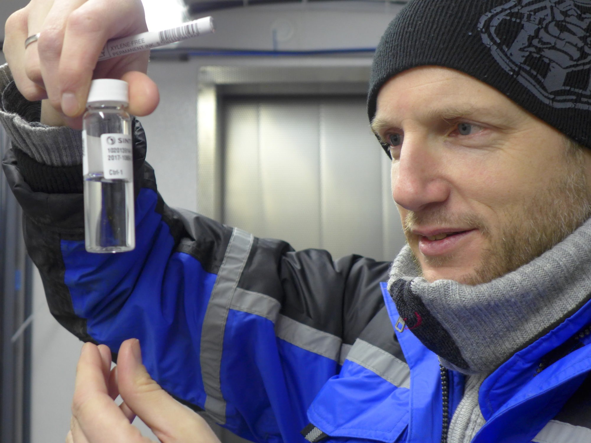 Forsker Bjørn Henrik Hansen i SINTEF med nyklekkede