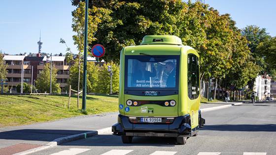 Her er framtidas buss – og den kjører selv