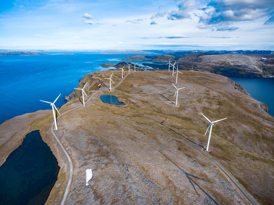 Ut mot havet: Naturens egenverdi må med i regnskapet når vi planlegger framtidens kraftverk, mener forskere. Dette er vindparken Havøygavl  i Finnmark.  Foto: iStock/cookelma