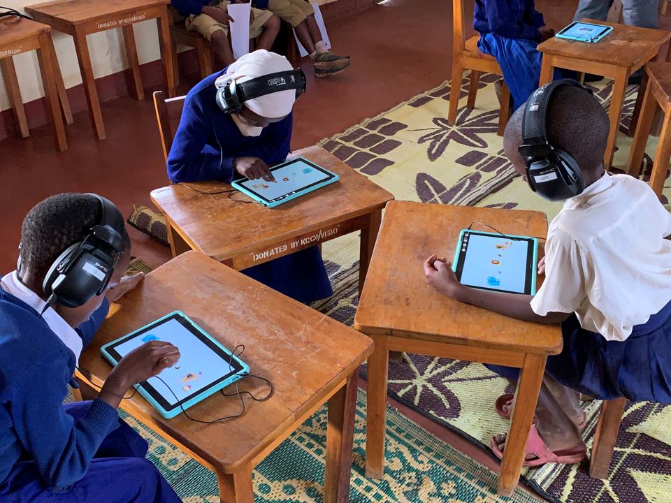 Fra SINTEF/NTNU prosjektet "I hear you" i Tanzania. Her bruker forskerne spillteknologi og tilpassede hodetelefoner for å screene for hørselsproblemer. Foto: Tone Øderud