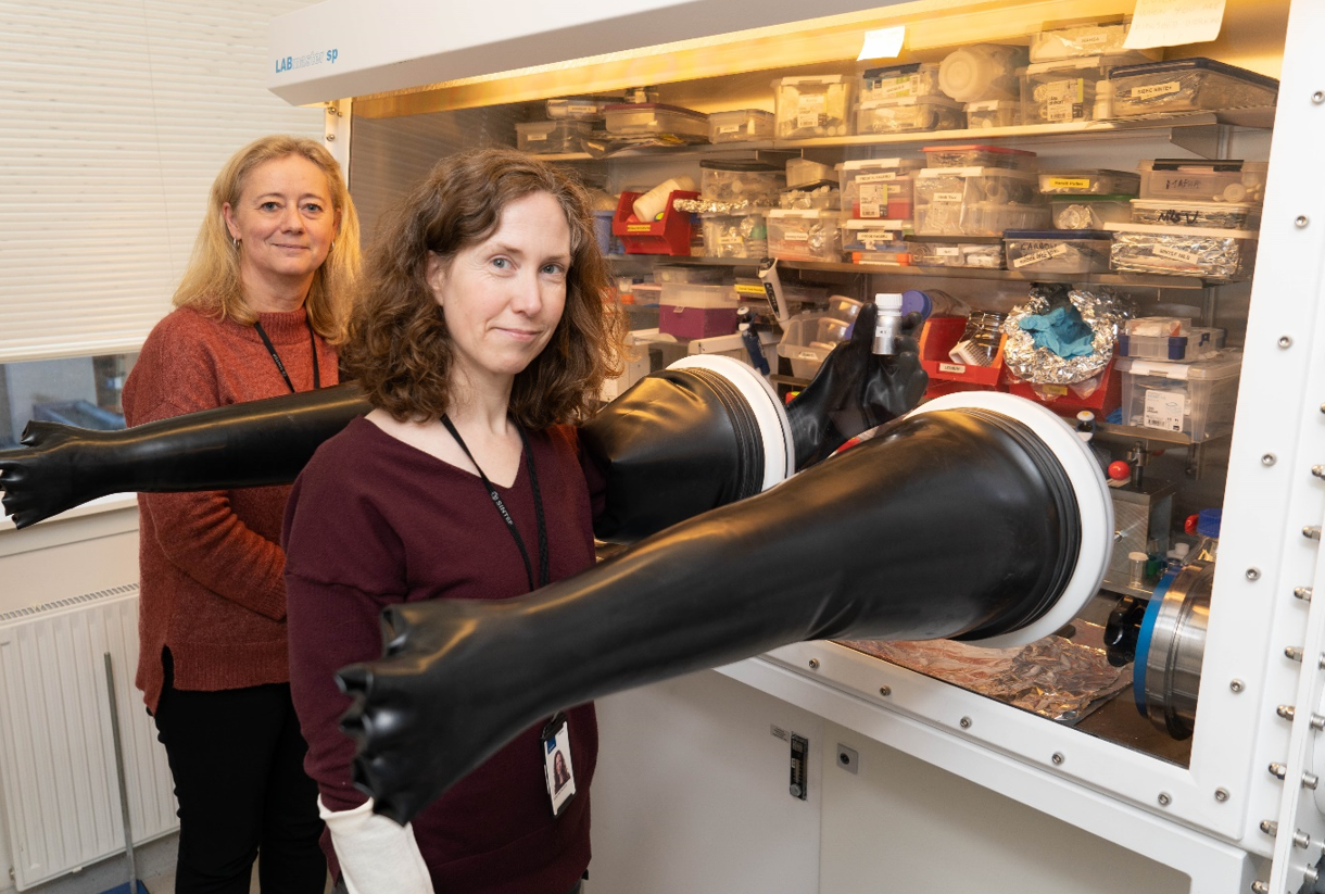 Forsker Sidsel Meli Hanetho og Forskningsingenør Jannicke Hatlø Kvello i SINTEF jobber med høyenergianoder basert på silisium-grafittblandinger.