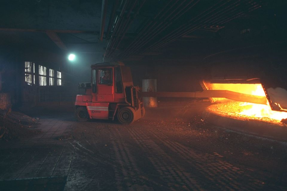 Overskytende hydrogen fra dette smelteverket i Svelgen på Vestlandet er i dag et uutnyttet biprodukt. Om litt ender det kanskje på drivstofftanken til utslippsfrie biler eller en helgrønn hurtigbåt. Foto: Knut Snare/Aftenposten/NTB