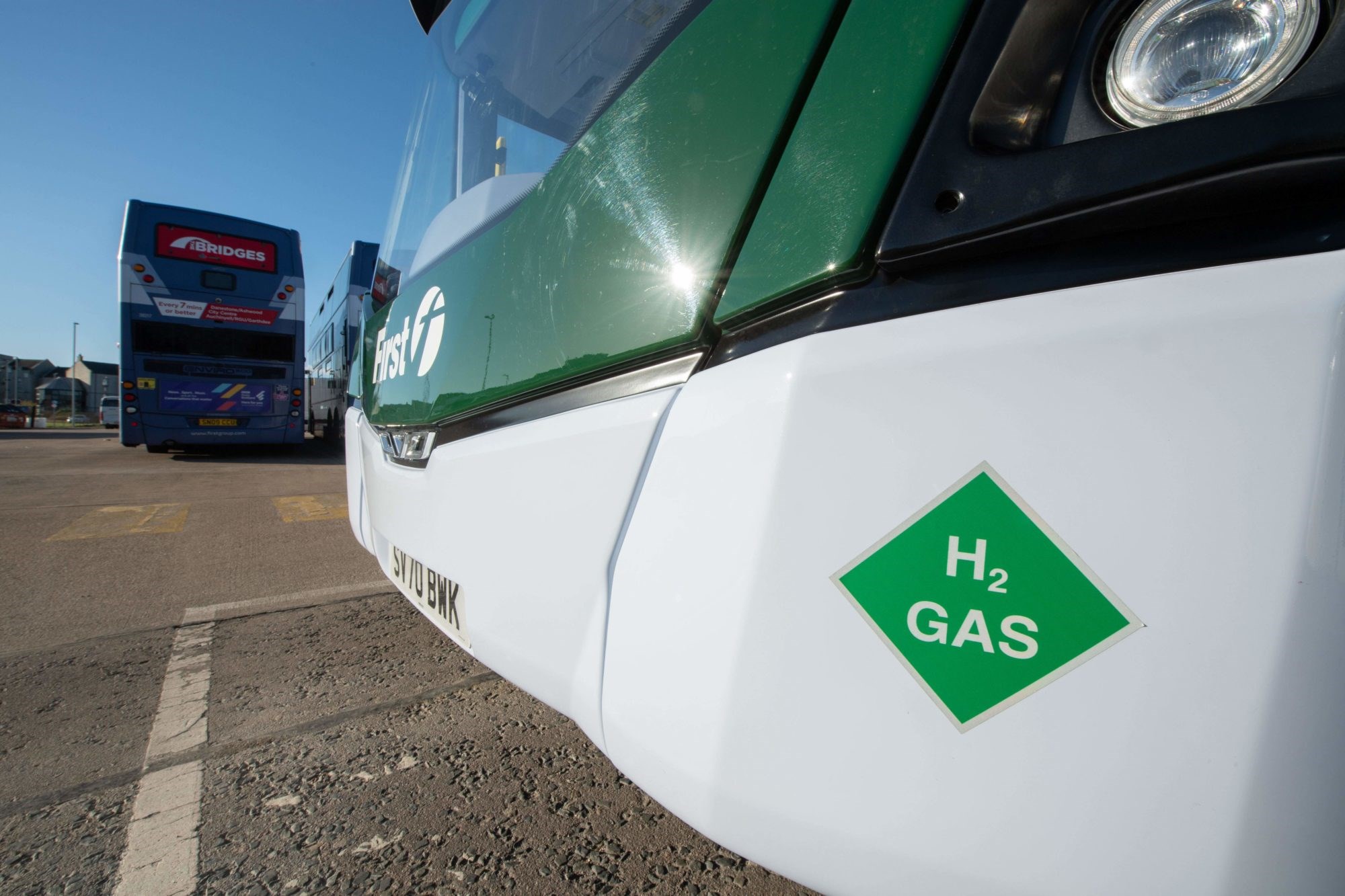 Gjennom storstilt eksport av "blått" hydrogen kan vi åpne opp markeder som baner vei for mer og mer "grønt" hydrogen, skriver artikkelforfatteren. Bussen på bildet går på hydrogen i det skotske fylket Aberdeenshire. Foto: AFP / NTB