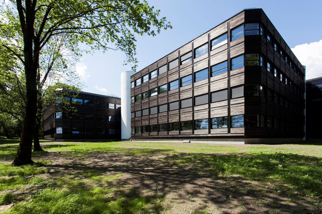 Moderne bygg med park rundt.