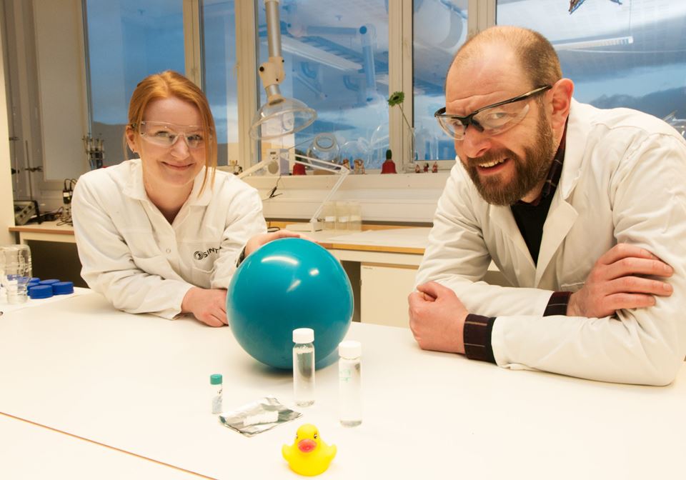 SINTEF-forskerne Lisbeth Sørensen og Andy Booth utvikler helt nye forskningsmetoder som skal avdekke hvordan nanoplast påvirker liv i havet. Foto: Anne-Lise Aakervik.
