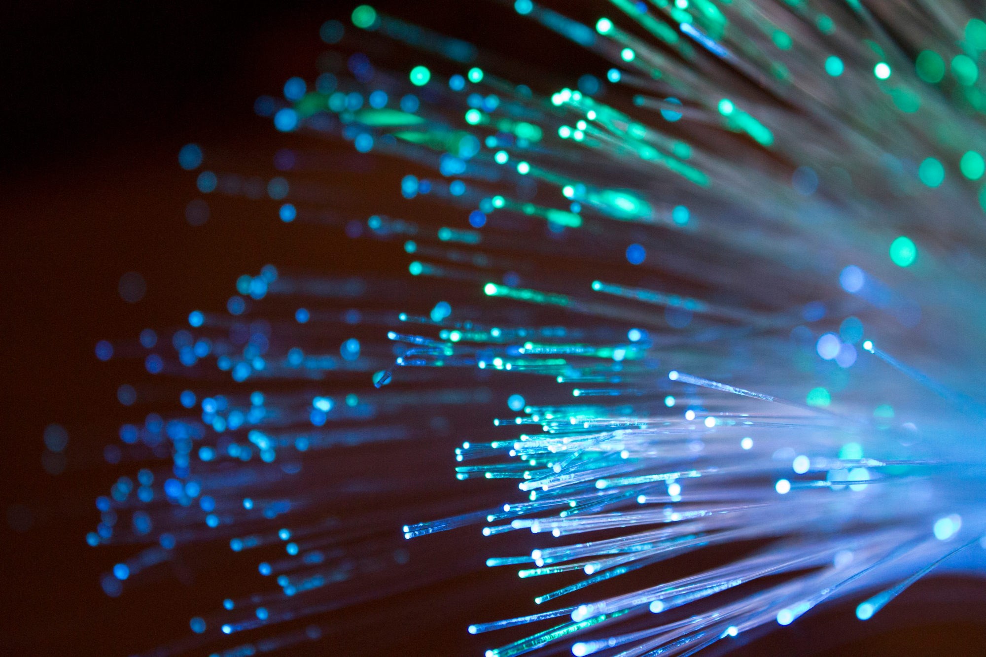 Lyspulsene som fosser gjennom fiberoptiske kabler, lar seg forvandle til følsomme "mikrofoner". Det har allerede skapt milliardinntekter, skriver artikkelforfatterne. Illustrasjonsfoto: Shutterstock