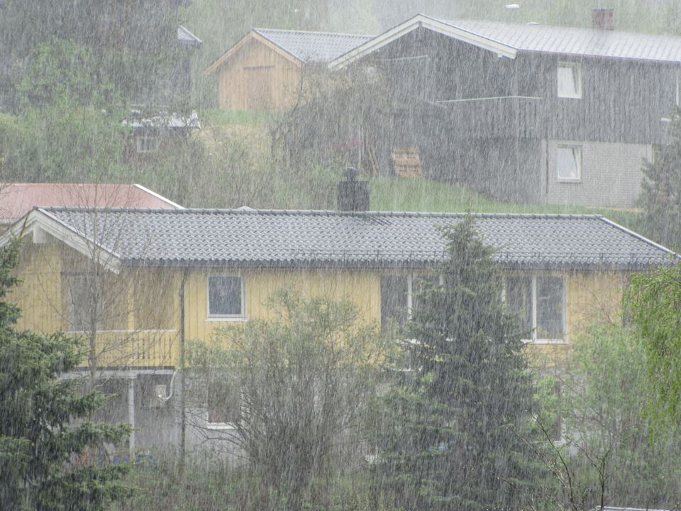 Norske hus må tåle enda mer regn i tiden som kommer. Hus med flate tak er spesielt utsatt. Foto: Tore Kvande