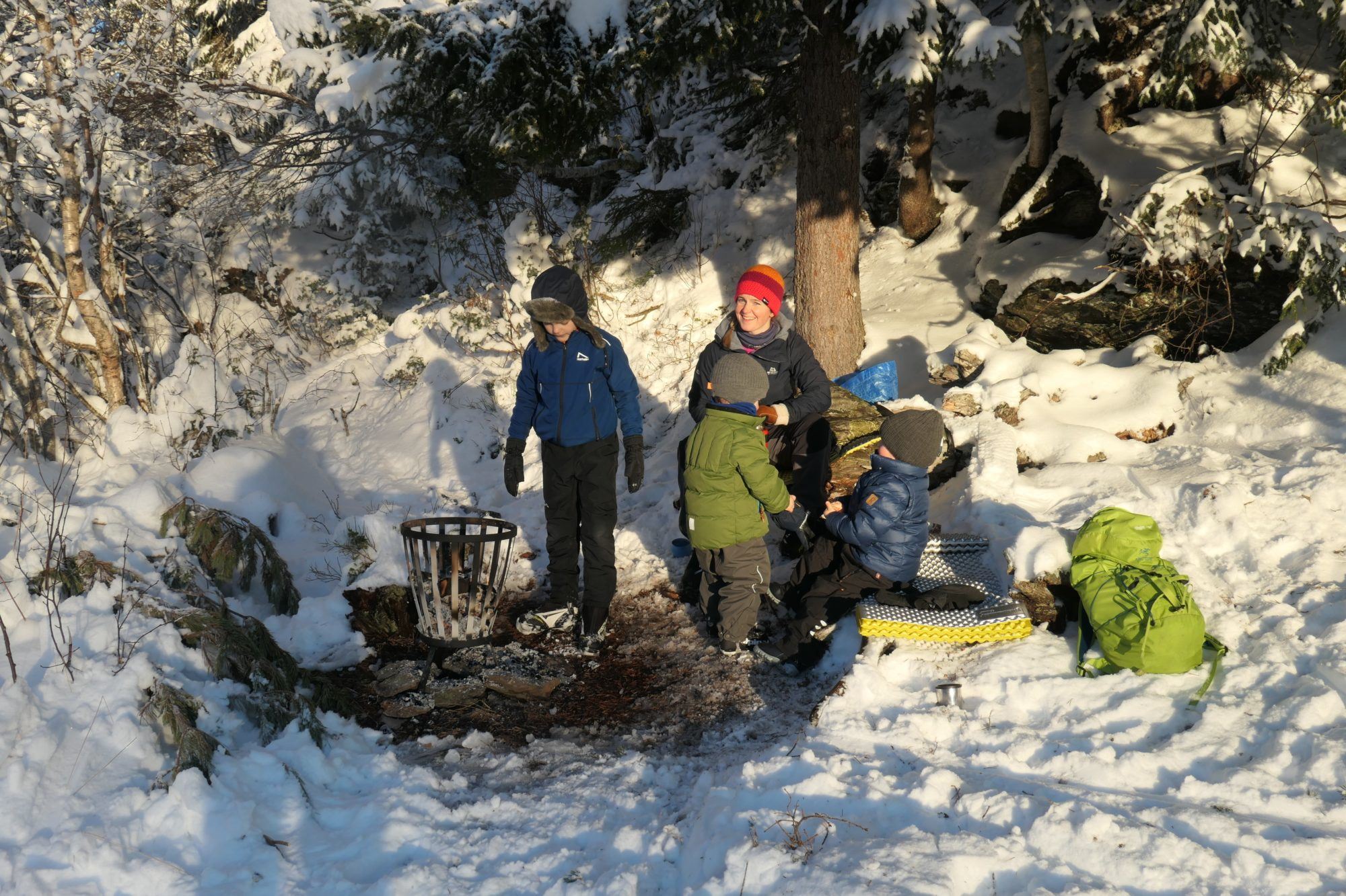 Ut på tur, aldri sur. Kuldeforsker Julie Renberg i SINTEF bytter ut fabrikksåler i skoene med ullsåler og sørger alltid for ekstra godt sitteunderlag på tur. Her fra bålkos i skogen i januar.
*Foto: Privat (BY-NC-ND)