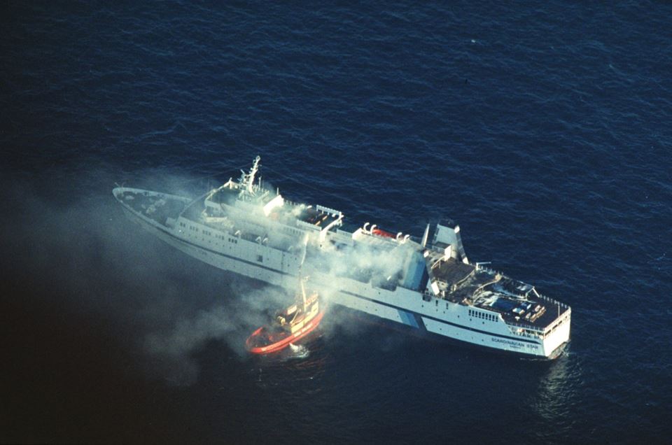 Brann om bord i passasjerfergen Scandinavian Star i Skagerrak mellom Oslo og Frederikshavn 7. april 1990. 159 mennesker omkom. Foto: Per Løchen/NTB