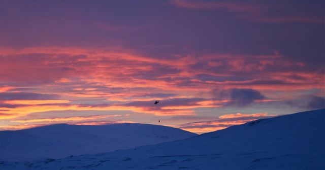 Helikoptertransport av betong i Troms på vinteren.