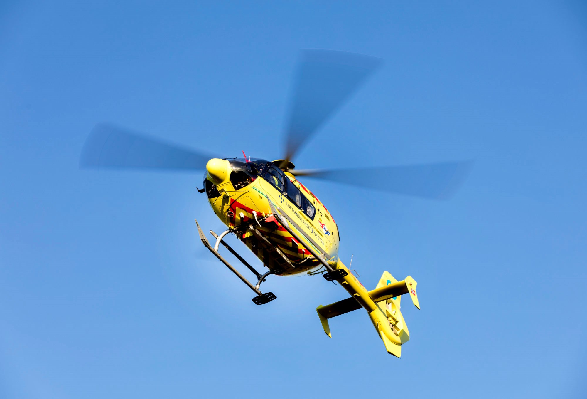 Nesten hver uke opplever luftambulansen jamming av GPS. Skjer det under innflyging i dårlig sikt til et skadested eller sykehus, må helikopteret avbryte for å gå opp til sikker høyde, skriver artikkelforfatterne. Illustrasjonsfoto: Gorm Kallestad/NTB