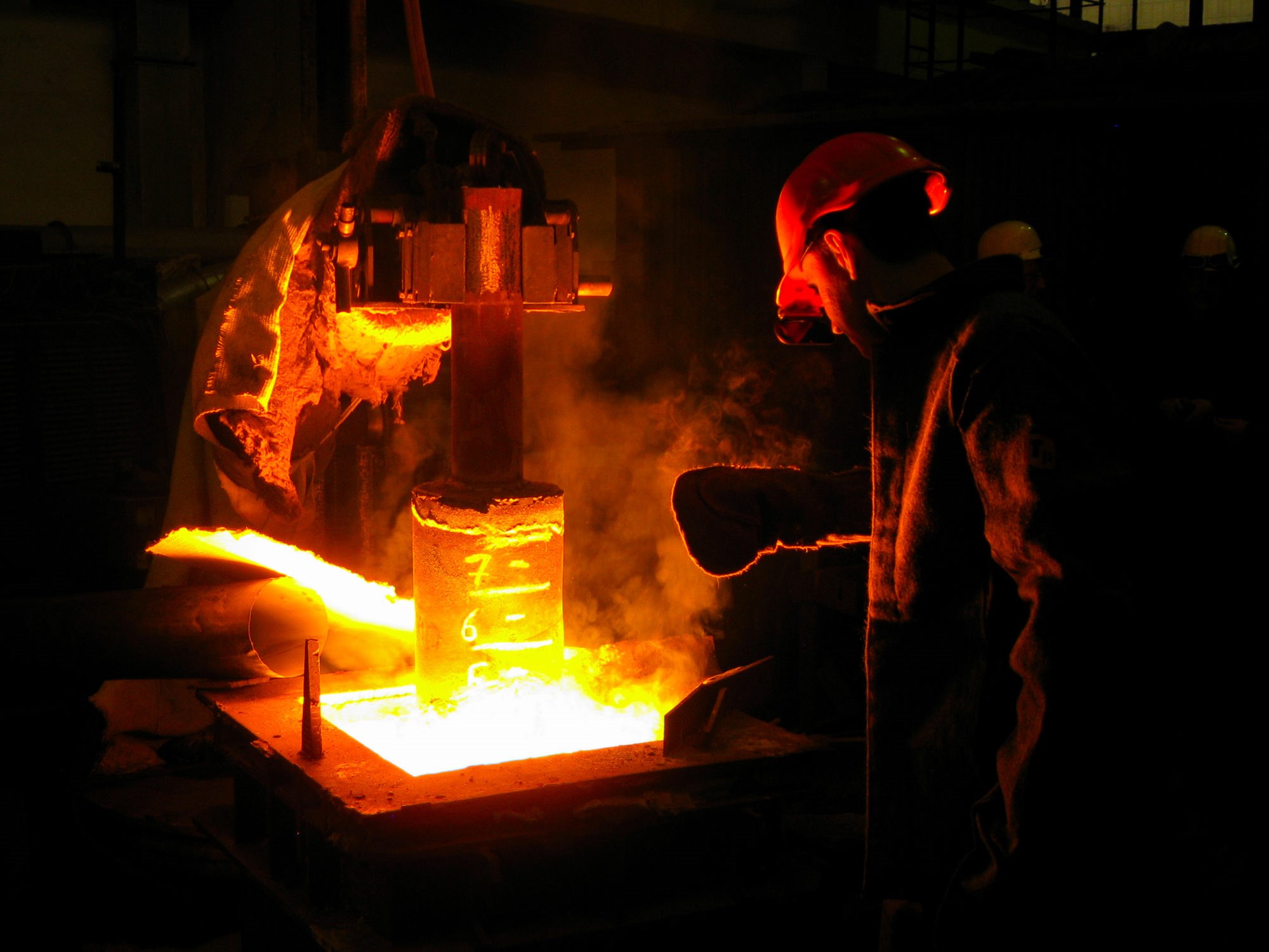 I alle industriprosesser går noe energi tapt som varme. Nytenkning trengs nå for å få utnyttet tilgjengelig restvarme fra norsk metallproduksjon, ifølge kronikkforfatterne. Illustrasjonsfoto: iStock