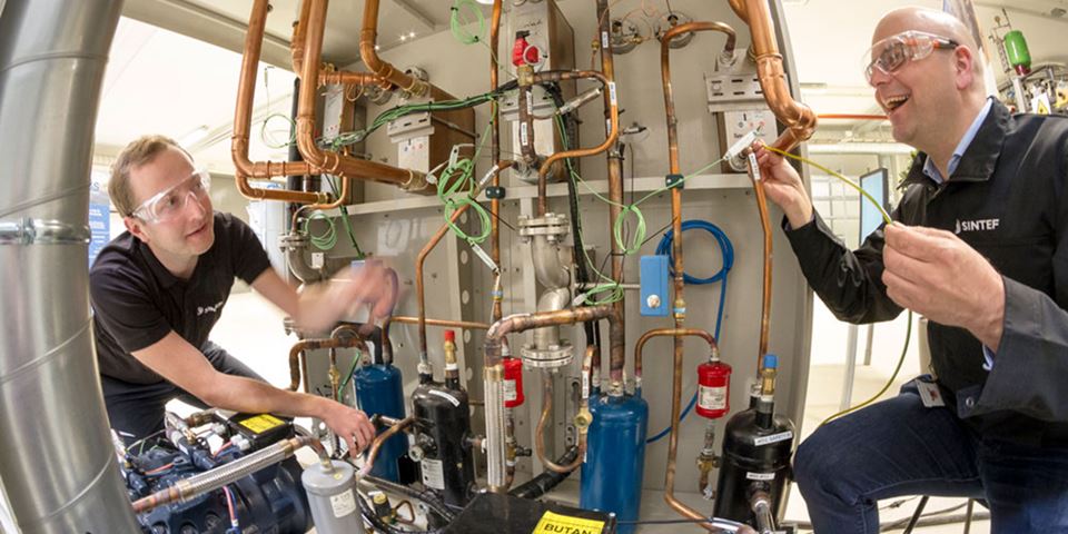 I Norge og ellers i Europa har en del av industrien behov for temperaturer på omkring 100-180 grader. Den nye varmepumpen leverer dette, så markedspotensialet er stort. Dette vil være lavthengende frukt for å redusere klimagassutslipp og energiforbruk i industrien, ifølge SINTEF-forskerne Michael Bantle (t.h.) og Christian Schlemminger. Foto: Thor Nielsen