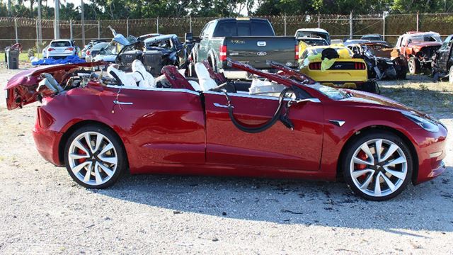 Tesla som er utsatt for ulykke på grunn av automatisk kjøring