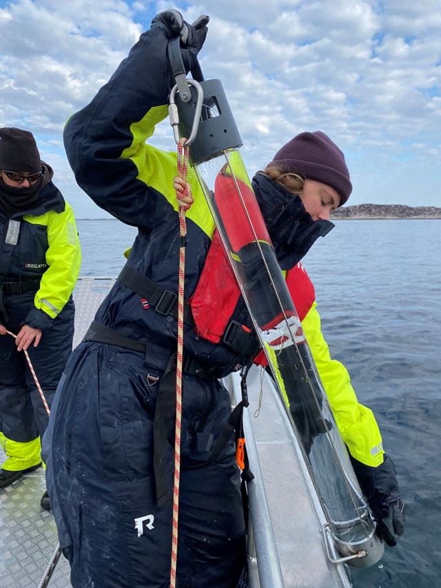 Bildet viser Annecken Nøland med vannprøve.