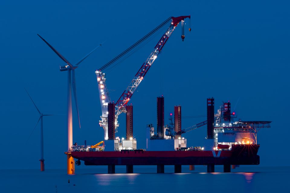 Bunnfast vindkraft vil alltid dra på kostnader som skyldes at mye installasjonsarbeid gjøres offshore. Flytende turbiner kan settes sammen innaskjærs og slepes til havs, skriver John Olav Giæver Tande. Illustrasjonsfoto: Shutterstock
