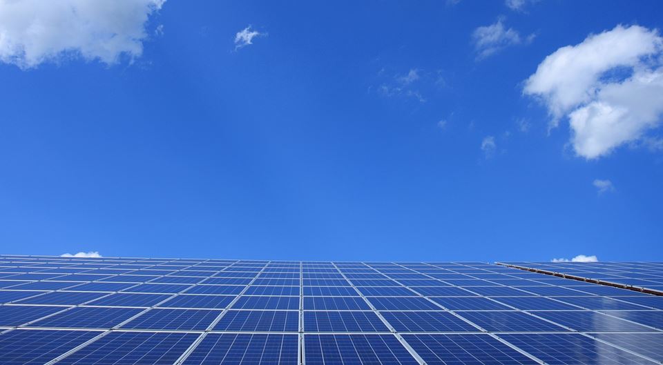 Bruk av solceller på norske bygninger har gitt økt etterspørsel etter litiumbatterier for energilagring. Batteriene gjør at en større del av den produserte strømmen kan brukes i bygget, noe som øker lønnsomheten til solcelleinstallasjonen. Illustrasjonsfoto: Pixabay