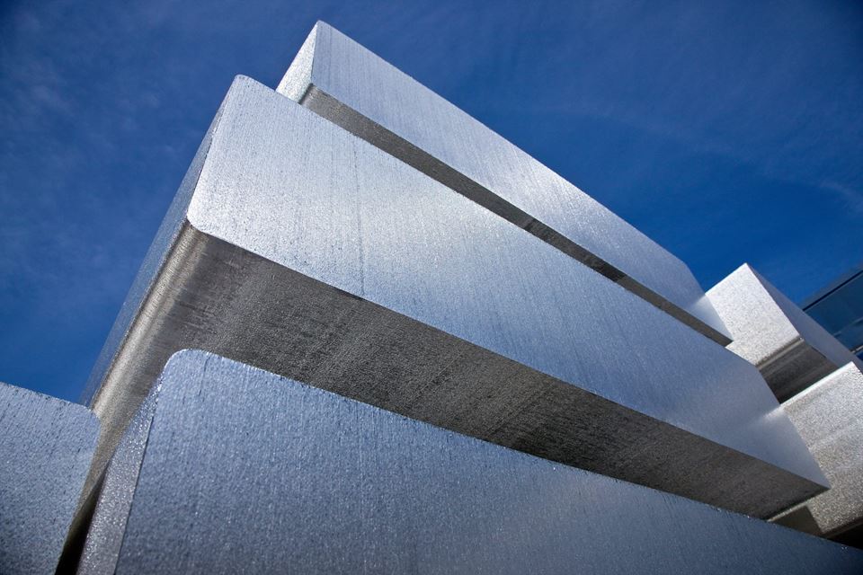 Aluminium er et av verdens mest brukte materialer - og helt avgjørende for det grønne skiftet. Men forbruket av kull øker på grunn av etterspørselen. Foto: Hydro/Tony Hall