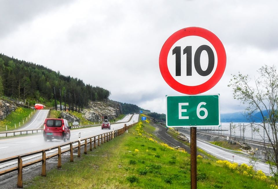 Hvor skal trafikkskiltene stå når veien blir smalere? Forskere i SINTEF har kjørt Norge rundt med Google maps og Streetview, og sett ulike løsninger. Foto: Statens vegvesen
