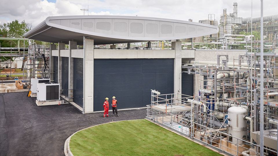 Refhyne, verdens største hydrogenanlegg i sitt slag, bruker fornybar kraft til å produsere grønt hydrogen ved Shells raffineri i Wesseling i Tyskland. Anlegget er realisert gjennom et SINTEF-ledet EU-prosjekt og har en daglig produksjonskapasitet på fire tonn – som nå skal tidobles. Foto: Shell