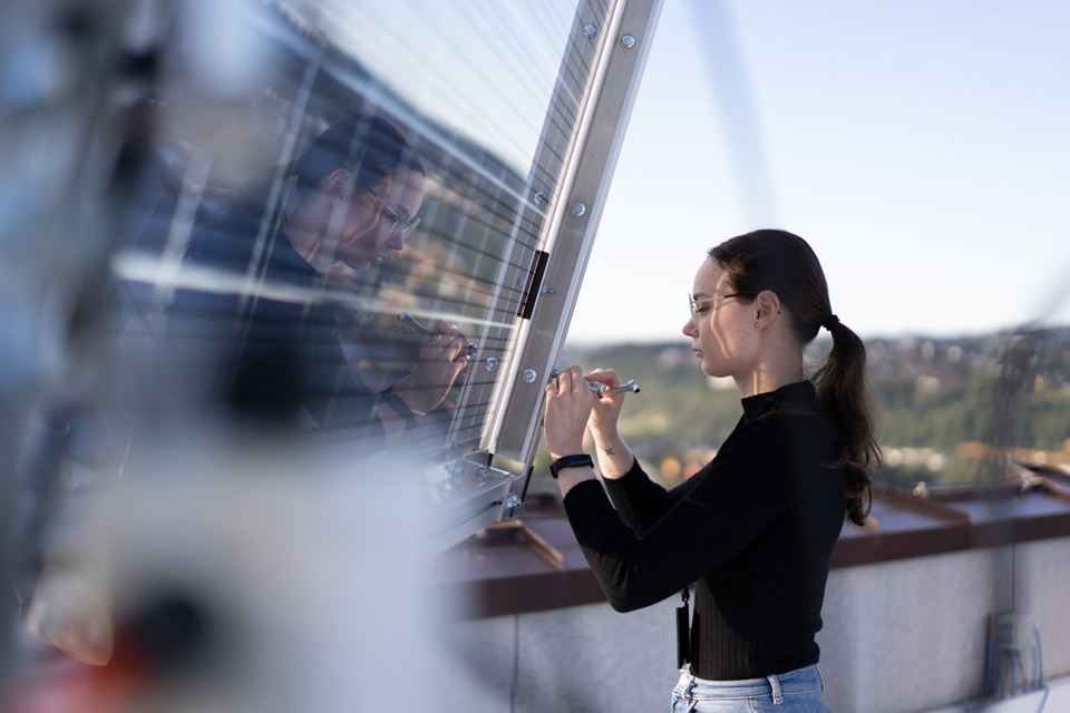 Den nye solcellelaben til SINTEF rager høyt over Trondheim. Her er student Mina Elise Øieren Holter i arbeid. Foto: Edvin Wiggen Dahl/SINTEF.