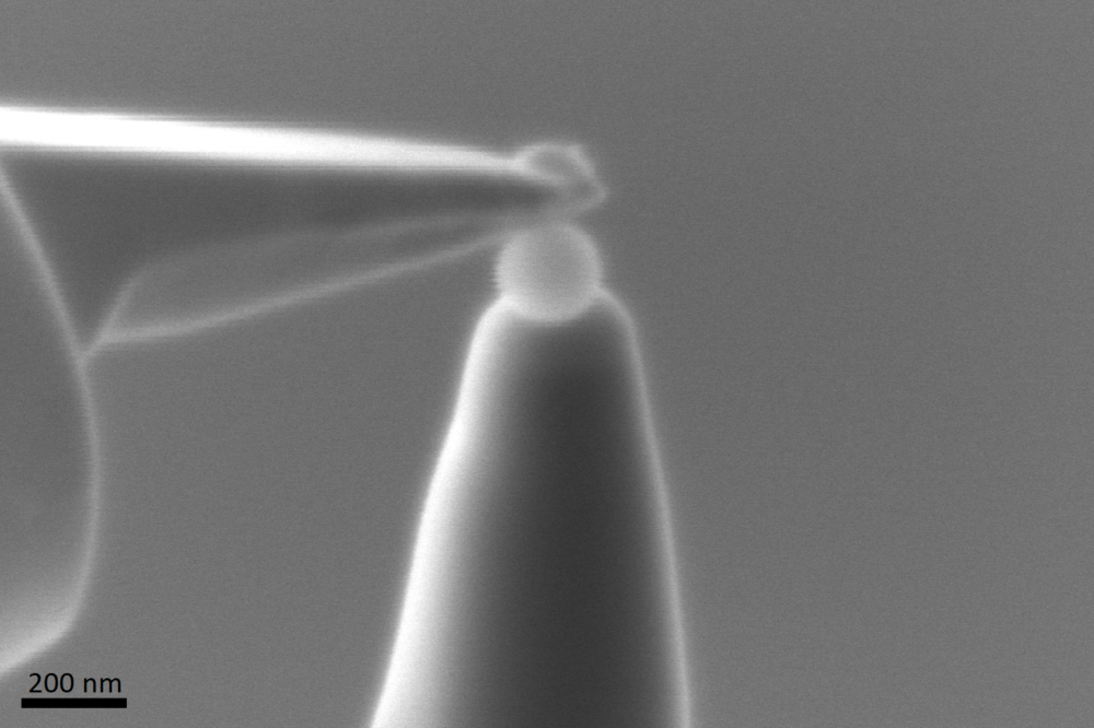 En kule av nanoplast balanserer på en ørliten nål.