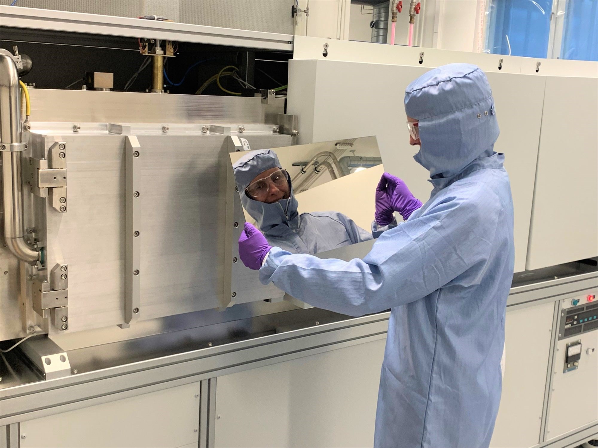 Dette materialet er dyrere enn gull. Allikevel kan det være svært lønnsomt å ta det i bruk. Her speiler SINTEF-forsker Marit Stange seg i supertynn paladiumfilm. Foto: SINTEF