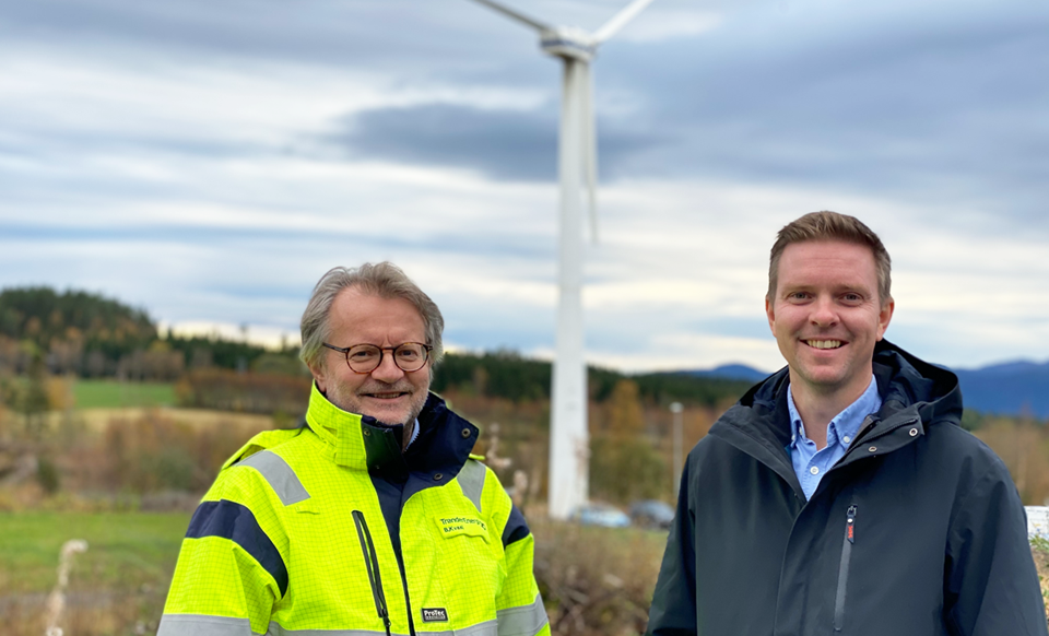 Prosjektleder i Trønderenergi, Bernhard Kvaal (t.v.) og forskningsleder Kyrre Sundseth i SINTEF ved anlegget på Byneset. Foto: Tonje Nermark