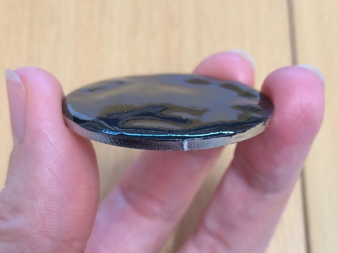 Artikkelforfatterne har vist at en "film" som dette, kombinert med bruk av elektrisitet, beskytter metall overflater mot kostbar mineralsk beleggdannelse. Samtidig forhindrer den valgte metoden at stålet ruster. Foto: Kamila Gawel/Sintef