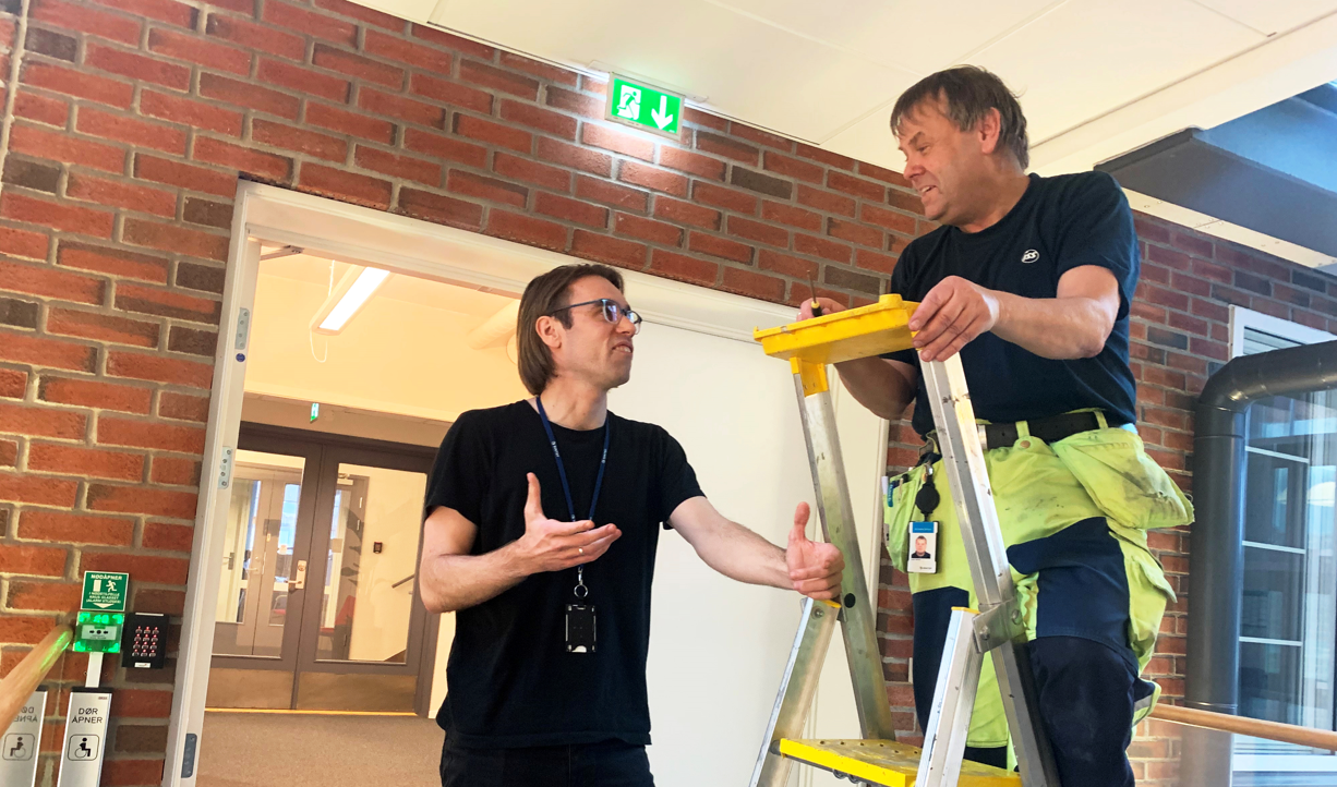 Forsker i SINTEF Thor Thorsrud Sporsem i dialog med vaktmester Esten Moum. Foto: SINTEF