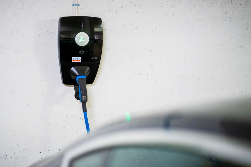 En ny type datasystemer, utviklet med tanke på borettslag, parkeringshus og store ladestasjoner, gir nå en hyggelig kindereggeffekt, skriver artikkelforfatterne. Illustrasjonsfoto: Ole Berg-Rusten / NTB