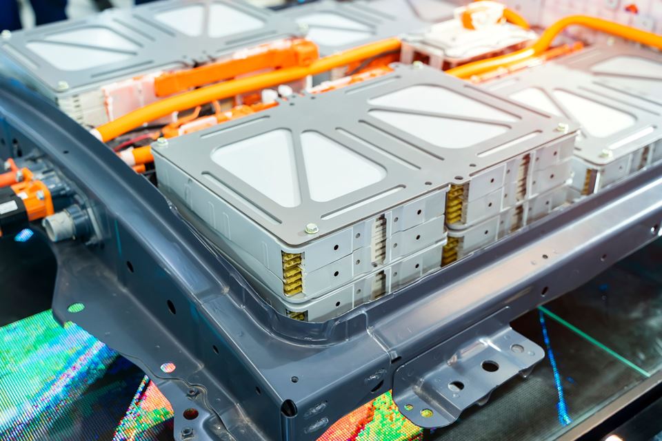 I nær framtid må batteriene bli flere, bedre, billigere og mer miljøvennlige. SINTEF jobber med batteriforskning langs hele verdikjeden. Illustrasjonsfoto: Shutterstock