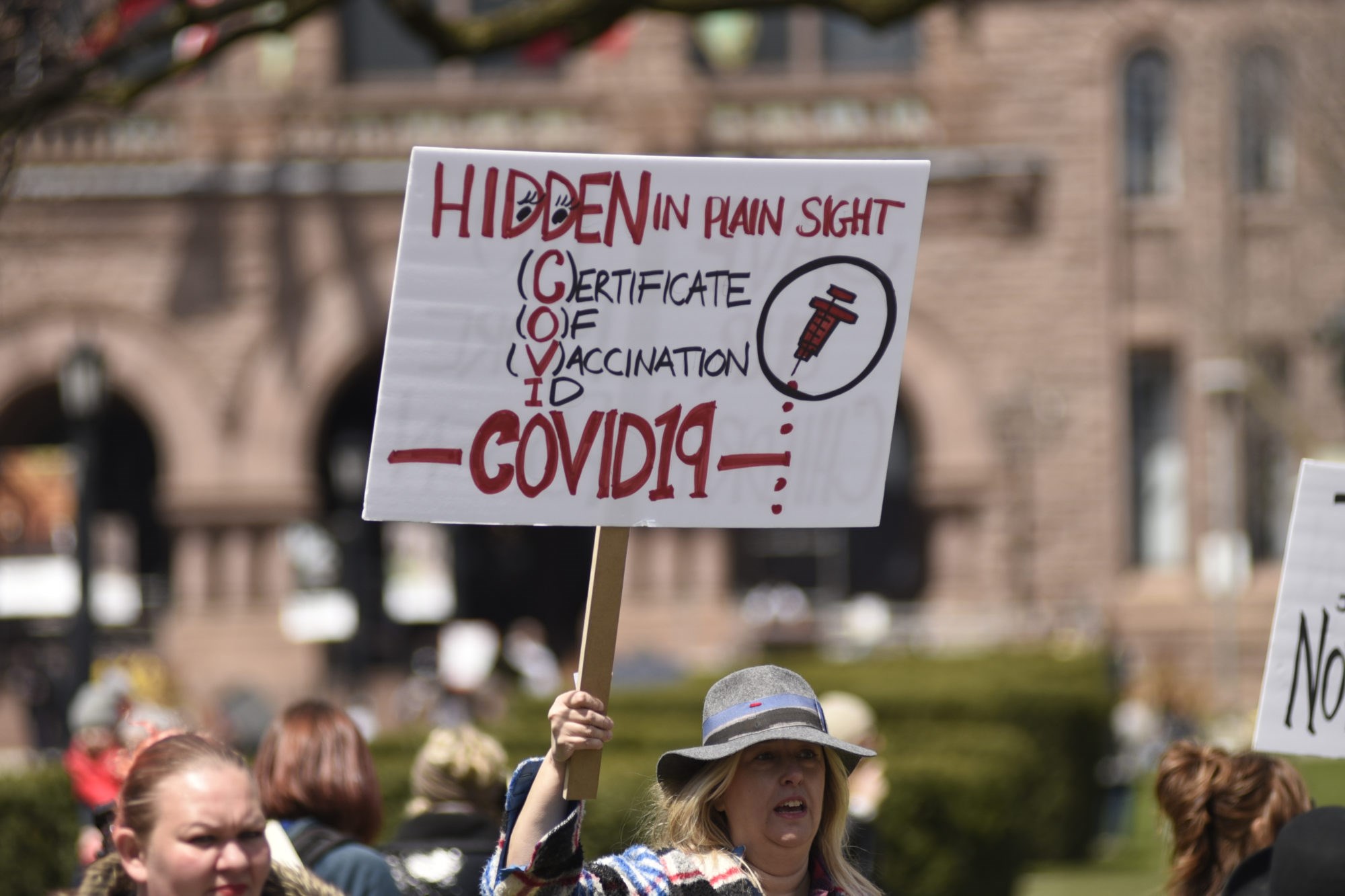 Vaksineskeptisk? Gemini har spurt forskere som arbeider med bioteknologi, vaksiner, tillit i befolkningen og juks i mediene, om hva som er sant og usant når det gjelder vaksiner. Illustrasjonsfoto fra kovid-demonstrasjon i Canada/Shutterstock