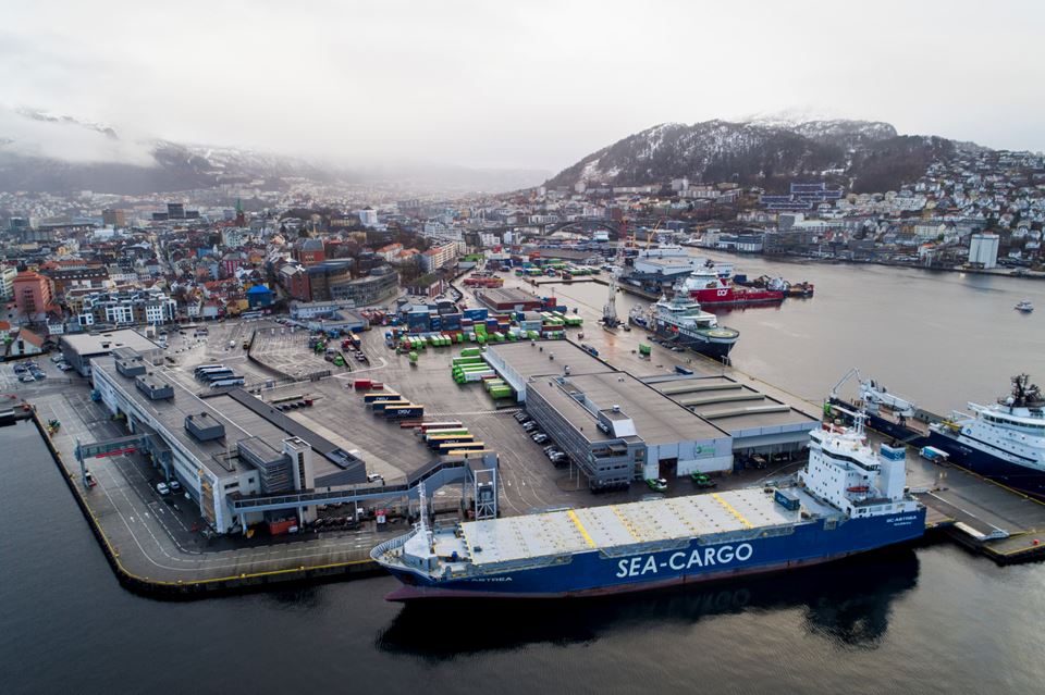 Norske havneorganisasjoner har både vilje og evne til å bli en katalysator for det grønne skiftet, viser fersk forskning fra SINTEF. Det krever aktivt eierskap pluss økt kompetanse innen energiteknologi og miljøledelse, skriver innleggsforfatterne. (Foto: Tore Meek/NTB)